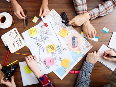 Realizando diseños en papel en equipo